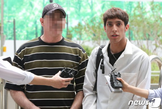 이란 출신 김민혁군 아버지가 11일 난민 지위 재심사를 받기 위해 서울 양천구 서울출입외국인청 별관으로 들어가고 있다. 오른쪽은 김군. 2019.6.11/뉴스1 © New /사진=뉴스1