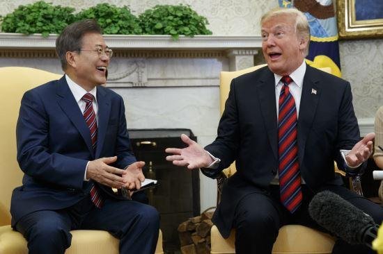 문재인 대통령과 도널드 트럼프 미국 대통령(왼쪽)이 대화를 나누고 있다. 트럼프 대통령은 이르면 G20 정상회의가 끝난 직후인 29일 방한해 문 대통령과 한미정상회담을 갖고 함께 비핵화 진전 방향에 대해 논의할 것으로 전망된다. / 사진=뉴시스