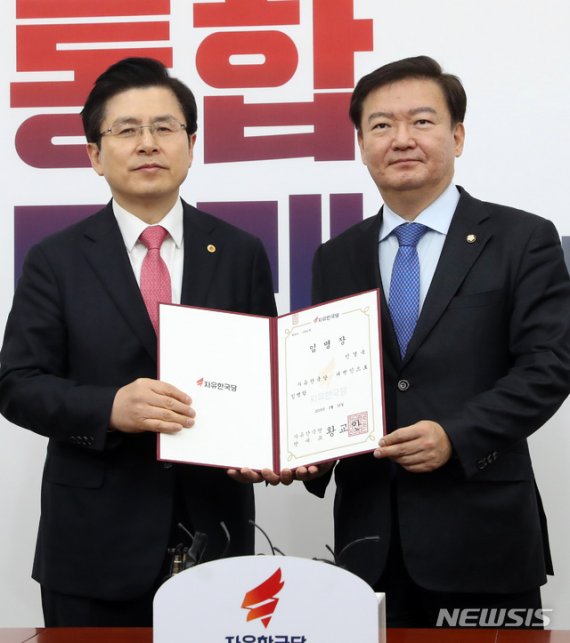 황교안 자유한국당 대표(왼쪽)와 만경욱 대변인.