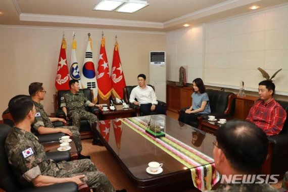 안준석 육군 5군단장이 도로포장 공사를 기부한 예비역 이민형, 이정억씨와 환담을 나누고 있다. (사진=육군 5군단 제공)