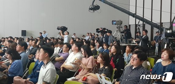 대토론회에 참석한 시민들이 패널들의 의견을 듣고 있다.© 뉴스1 유재규 기자