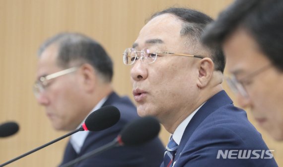 홍남기 "화장품·의약품 등 5대 소비재수출 350억달러 달성 목표"