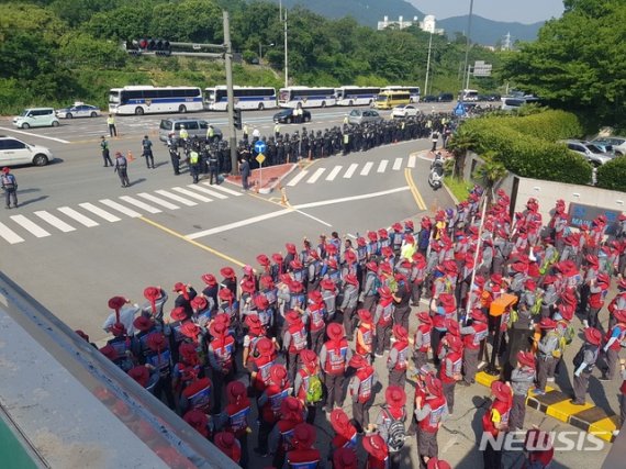 현대중공업 실사단이 12일 대우조선해양 옥포조선소 실사에 나섰으나, 조선소 정문을 봉쇄한 노조에 막혀 실사를 하지 못했다. 사진은 지난 3일 대우조선 노조원들이 현대중공업 실사단에 맞서 옥포조선소 정문 등 출입구 6곳을 막고 있는 모습이다. /사진=뉴시스