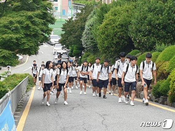목포 영화중학교 학생들의 편한 교복 착용 모습© 뉴스1