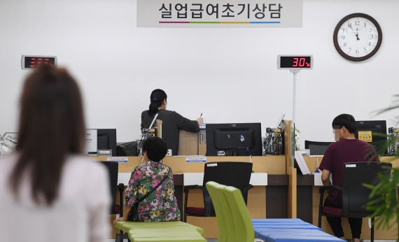 5월 취업자 수 20만명대 회복…실업자 수도 역대 최대