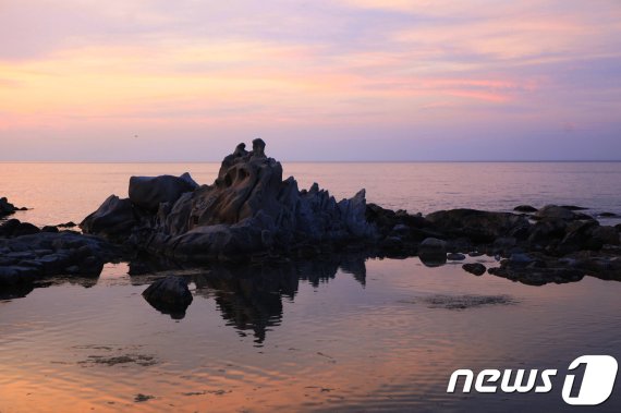 강원 강릉시 소돌아들바위공원에서 바라본 해질녘 풍경(한국관광공사 제공) © 뉴스1