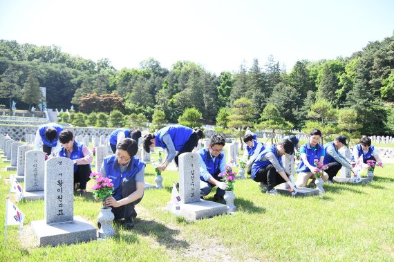 효성 임직원들이 지난 5월 서울 동작구에 위치한 국립서울현충원을 찾아 1사 1묘역 자매결연 협약을 맺은 묘역의 정화 활동을 실시했다. 효성 제공