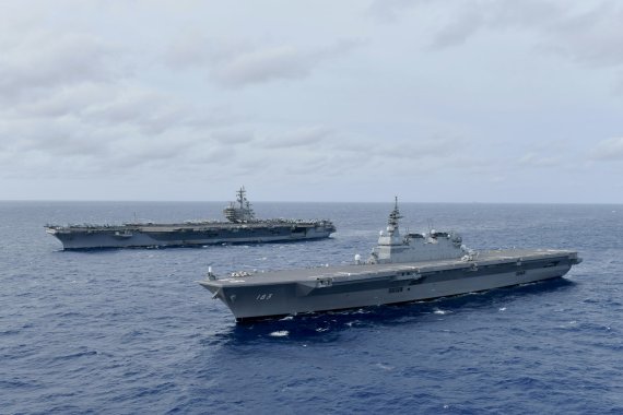 지난 6월 11일 남중국해에서 합동 훈련중인 미국 해군 항공모함 USS 로널드 레이건(왼쪽)과 일본 해상 자위대 소속 이즈모.로이터뉴스1