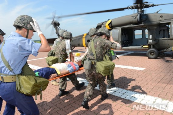 【서울=뉴시스】 환자를 응급후송하고 있는 국군장병들의 모습. (뉴시스DB)