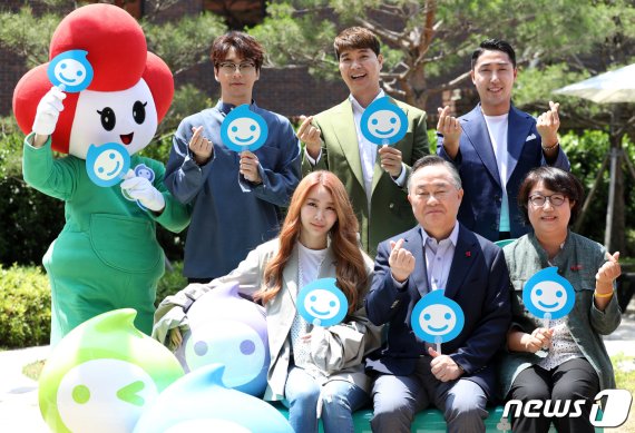 방송인 박수홍씨(뒷줄 가운데)가 지난 2019년 6월13일에 서울 중구 사랑의열매에서 열린 소다수 나눔캠페인에 참석해 기념사진을 찍고 있다.