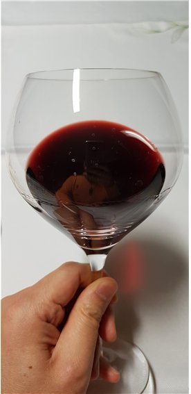 아마로네 와인을 잔에 따라보면 칠흑같이 짙은 색깔을 띱니다. 잔을 기울여 봐도 와인색깔이 그리 많이 흐려지지 않을 정도로 진한게 특징입니다.
