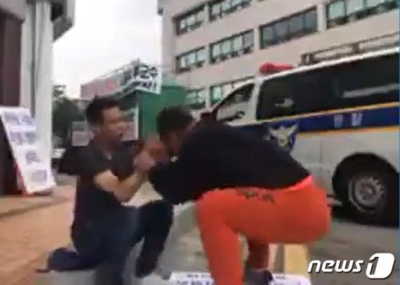 1인 시위한 男, 폭행당하는데 '멀뚱멀뚱' 쳐다보는 경찰