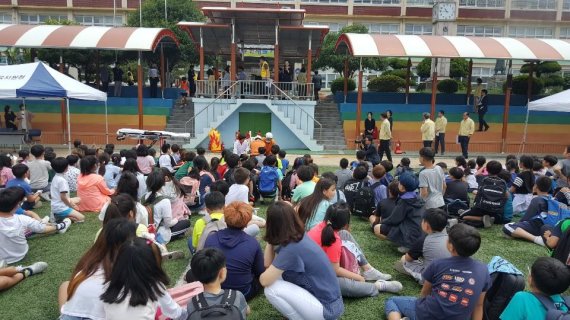 경남도교육청이 지난 12일 양산초등학교에서 재난안내방송시스템을 활용한 지진·화재 대피훈련을 실시하고 학생 및 교직원의 대피 훈련을 실시하고 있다./사진=경남교육청