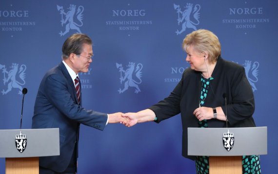 노르웨이를 국빈방문 중인 문재인 대통령이 13일 오슬로 총리관저에서 에르나 솔베르그 총리와 공동기자회견을 한 뒤 악수하고 있다. 뉴시스