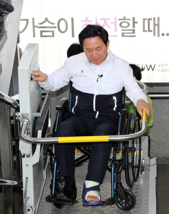 13일 제주시 중앙지하상가 휠체어 리프트를 점검하고 있는 원희룡 제주도지사