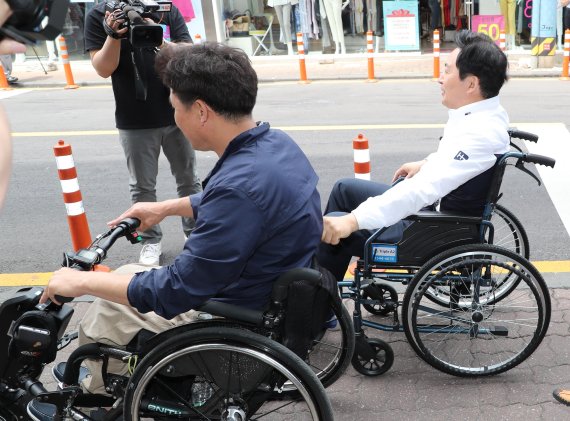 [fn포토] 휠체어 탄 원희룡 제주지사 “막상 장애인이 되고 보니…”