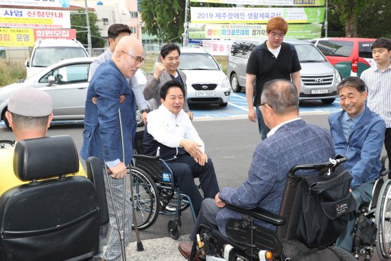 [fn포토] 휠체어 탄 원희룡 제주지사 “막상 장애인이 되고 보니…”