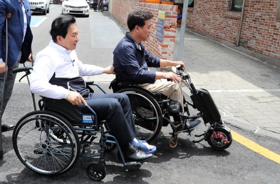 [fn포토] 휠체어 탄 원희룡 제주지사 “막상 장애인이 되고 보니…”