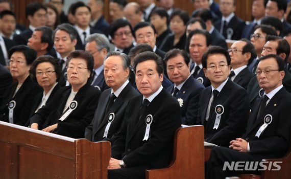 【서울=뉴시스】이영환 기자 = 14일 오전 서울 서대문구 창천교회에서 진행된 고 김대중 전 대통령의 부인 고 이희호 여사의 장례 예배에서 이낙연 국무총리, 권노갑, 장상 장례위원장, 더불어민주당 이해찬 대표, 민주평화당 정동영 대표 등이 조가를 듣고 있다. 2019.06.14.photo@newsis.com