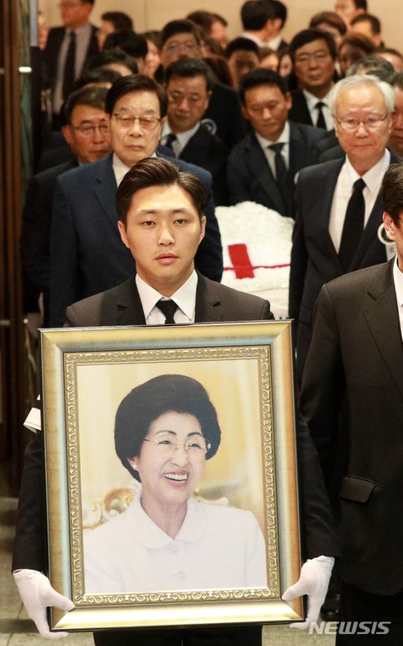 【서울=뉴시스】홍효식 기자 = 14일 오전 서울 서대문구 신촌세브란스병원 장례식장에서 고 이희호 여사의 발인이 엄수되고 있다. 2019.06.14.photo@newsis.com