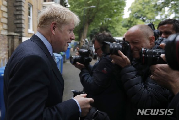 13일(현지시간) 보리스 존슨 전 외무부 장관이 영국 런던 자택 앞에서 기자들에 이야기를 건네고 있다.AP뉴시스