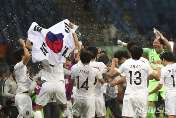 【루블린(폴란드)=AP/뉴시스】정정용 감독이 이끄는 한국 U20 대표팀이 11일(이하 현지시간) 폴란드 루블린의 루블린 경기장에서 열린 2019 국제축구연맹(FIFA) U20 월드컵 4강전에서 에콰도르를 꺾고 결승에 진출해 이에 기뻐하며 자축하고 있다. 한국은 전반 39분 최준의 결승골로 에콰도르를 1-0으로 꺾고 사상 처음으로 결승에 진출해 15일 우크라이나와 우승을 다툰다. 2019.06.12.