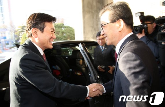 김병우 충북도교육감(왼쪽)과 이시종 충북지사. 2018.12.10 /뉴스1 © News1