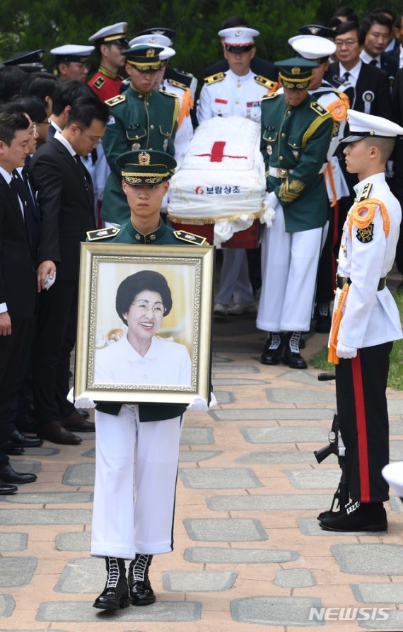 고(故) 이희호 여사의 안장식이 열린 14일 서울 동작구 현충원 김대중 전 대통령의 묘역에서 국군 의장대가 상여를 운구하고 있다.