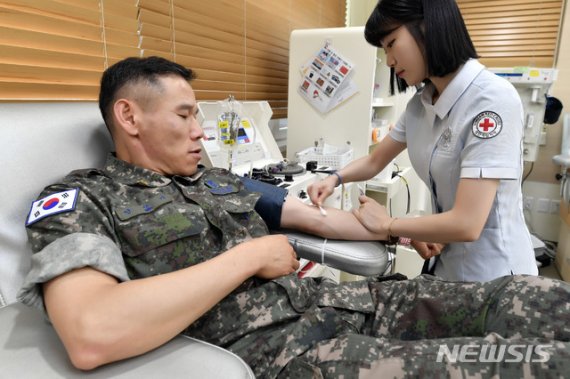 344회 헌혈한 공군 민진기 준위 "도움이 필요한 이웃에게.."