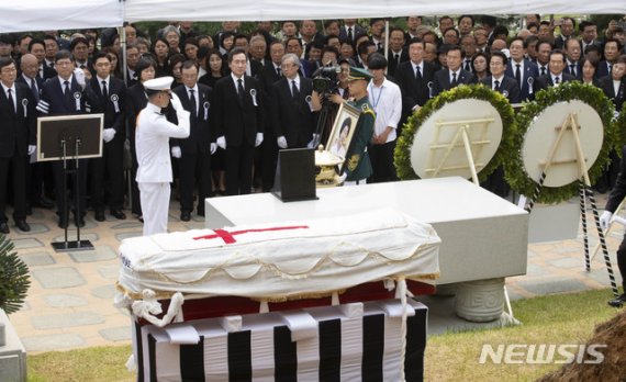 14일 오전 서울 동작구 국립서울현충원 내 김대중 전 대통령 묘역에서 고 이희호 여사 안장식이 진행되고 있다.