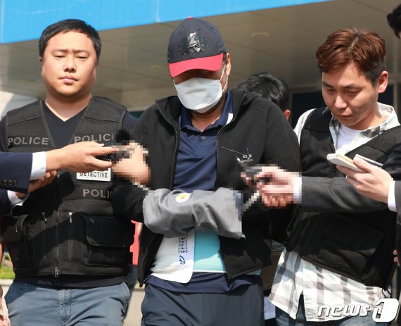 살인혐의로 구속된 유승현 전 김포시의회 의장(55)이 검찰 송치를 위해 김포경찰서를 나서고 있다. /뉴스1 © News1 정진욱 기자