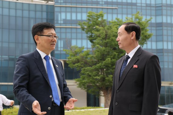 서호 통일부 차관(왼쪽)이 개성 남북공동연락사무소를 방문해 김영철 북측 임시 소장대리를 만나 대화를 나누고 있다.