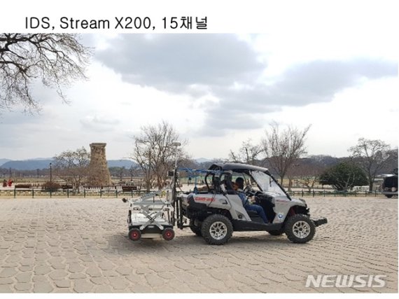 【경주=뉴시스】 이은희 기자= 첨성대 주변 GPR물리탐사 장면. 2019.06.14. (사진= 오현덕 학예연구관 제공)photo@newsis.com