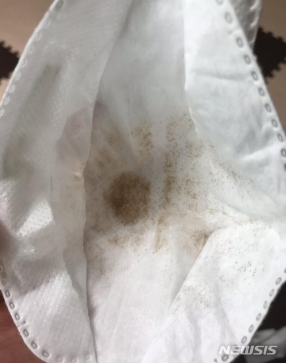 【인천=뉴시스】 김민수 기자 = 수돗물에서 나온 이물질. 2019.06.11. (사진=검단 검암 온라인 커뮤니티) kms0207@newsis.com /사진=뉴시스