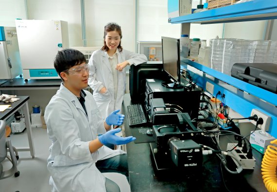 김소연(오른쪽) UNIST 교수와 김예찬 UNIST 연구원이 실험 결과에 대한 논의를 하고 있다. 사진=UNIST