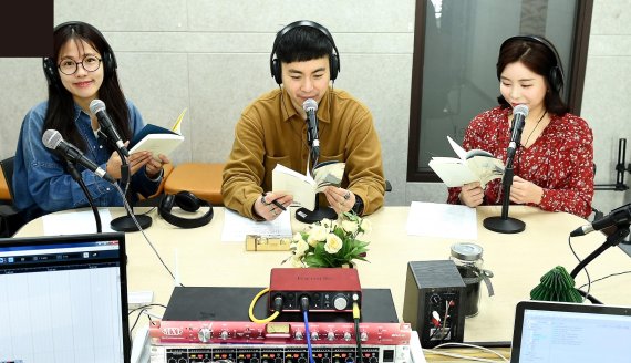 창작집단 이상공작소 기획이사로 팟캐스트 방송을 운영하는 안지예씨(왼쪽) 모습. 제공=이상공작소