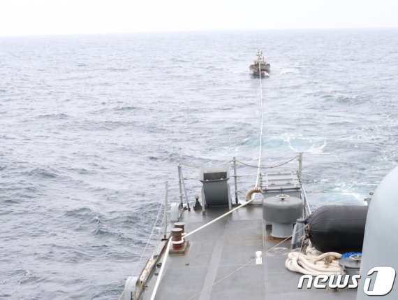 11일 속초 동북방 161km 지점(NLL 이남 약 5km 지점)에서 표류중인 북한 어선 1척을 우리 해군 함정이 발견해 예인하고 있다. (합참 제공) 2019.6.11/뉴스1