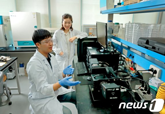 UNIST는 에너지·화학공학부 김소연 교수팀이 KIST 권석준 책임연구원, 전남대 허수미 교수팀과 공동으로 블록공중합체를 이용해 효과적으로 대면적 나노패턴을 제조하는 방법을 개발했다.© 뉴스1