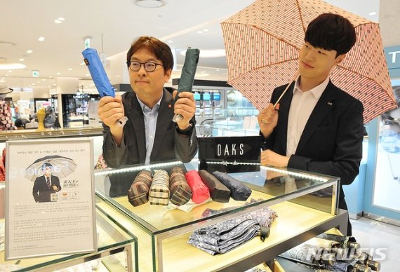 【대구=뉴시스】김덕용 기자 = 15일 롯데백화점 대구점 지하 1층 양산 매장에서는 남성 전용 우양산을 비롯해 남녀 공용의 다양한 양산을 선보이고 있다. 2019.06.15.(사진=롯데백화점 대구점 제공) photo@newsis.com