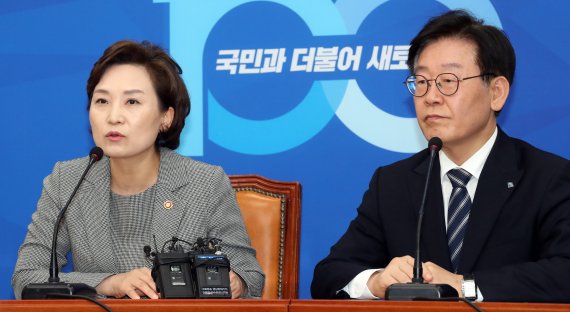 이재명 경기도지사(오른쪽)와 김현미 국토교통부 장관이 지난 5월 14일 서울 여의도 국회 더불어민주당 당 대표실에서 이해찬 대표와 버스관련 협의를 한 후 브리핑을 하고 있다. 뉴시스