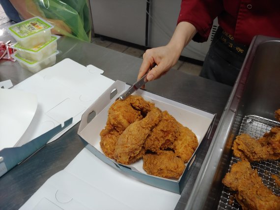 경기도 이천 BBQ 치킨대학에서 피자와 치킨 조리교육을 진행하고 있다. 사진=김성호 기자