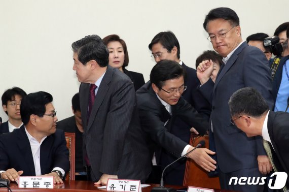 홍문종 대한애국당 입당에 한국당서 감지된 변화