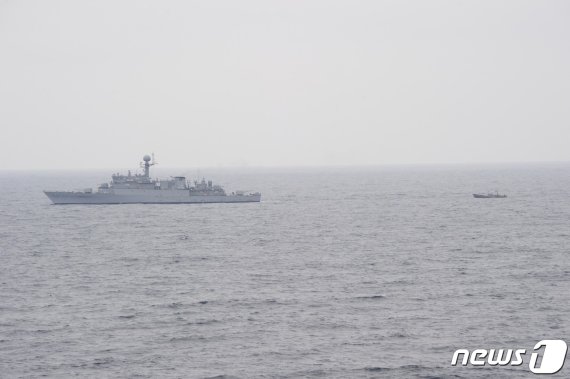 11일 속초 동북방 161km 지점(NLL 이남 약 5km 지점)에서 표류중인 북한 어선 1척을 우리 해군 함정이 발견해 예인하고 있다.