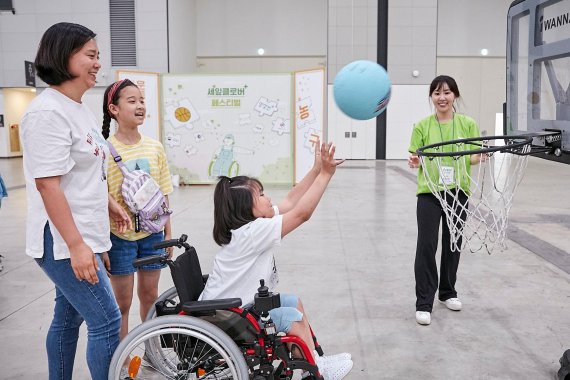 지난 16일 인천 송도 컨벤시아에서 진행된 행복얼라이언스 세잎클로버플러스 페스티벌에서 휠체어 사용 아동이 농구를 즐기고 있다.