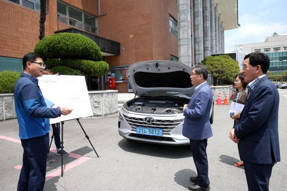 경남 김해시가 17일 시청 주차장에서 조현명 부시장을 비롯한 관계 공무원들이 참석한 가운데 수소전기차 시승식을 개최하고 있다./사진=김해시