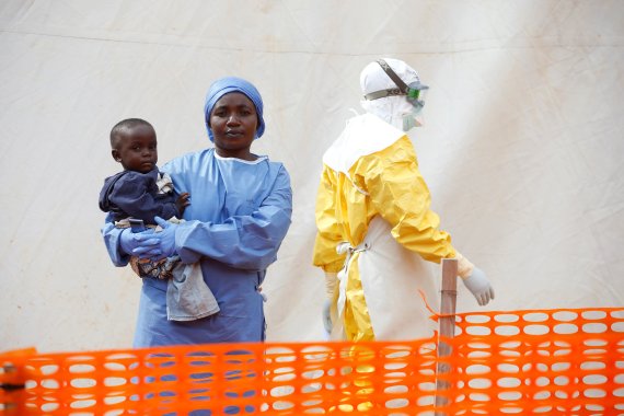FILE PHOTO: Mwamini Kahindo, an Ebola survivor working as a caregiver to babies who are confirmed Ebola cases, holds an infant outside the red zone at the Ebola treatment centre in Butembo, Democratic Republic of Congo, March 25, 2019. REUTERS/Baz Ratner/File Photo /REUTERS/뉴스1 /사진=