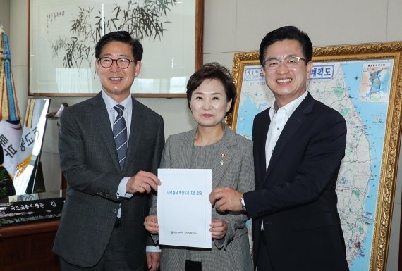 허태정 대전시장(오른쪽)과 양승조 충남지사(왼쪽)이 17일 국토교통부를 방문, 혁신도시 지정을 요청하는 공문을 전달하고 있다.