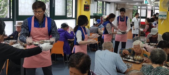 금융투자협회 임직원들이 지난 5월 서울 영등포 장애인 사랑나눔의 집에서 배식봉사에 참여하고 있다. 금융투자협회 제공