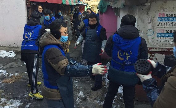 금융투자협회 임직원들이 지난해 12월 서울 은평구 수색동 저소득층 가구를 찾아 연탄 나눔 활동을 하고 있다. 금융투자협회 제공