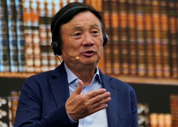 Huawei founder Ren Zhengfei attends a panel discussion at the company headquarters in Shenzhen, Guangdong province, China June 17, 2019. REUTERS/Aly Song /REUTERS/뉴스1 /사진=